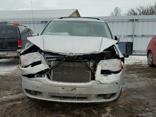 2A8HR54P18R733164 - 2008 CHRYSLER TOWN & COU SILVER photo 9