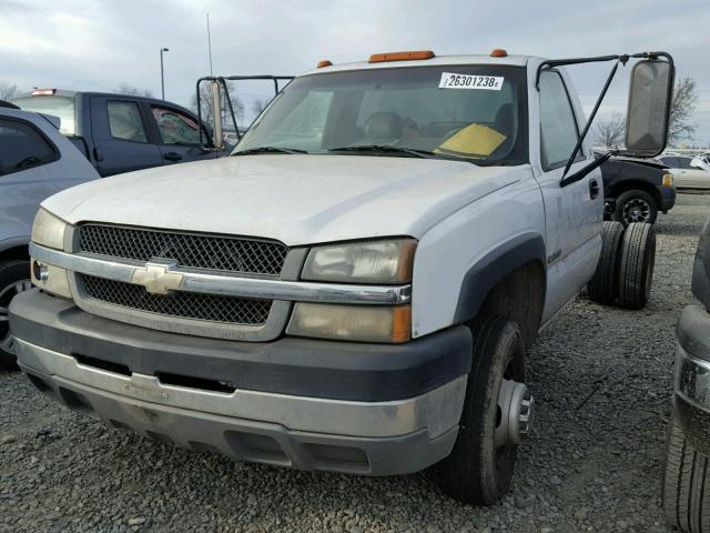 1GBJC34UX3E352590 - 2003 CHEVROLET SILVERADO WHITE photo 2