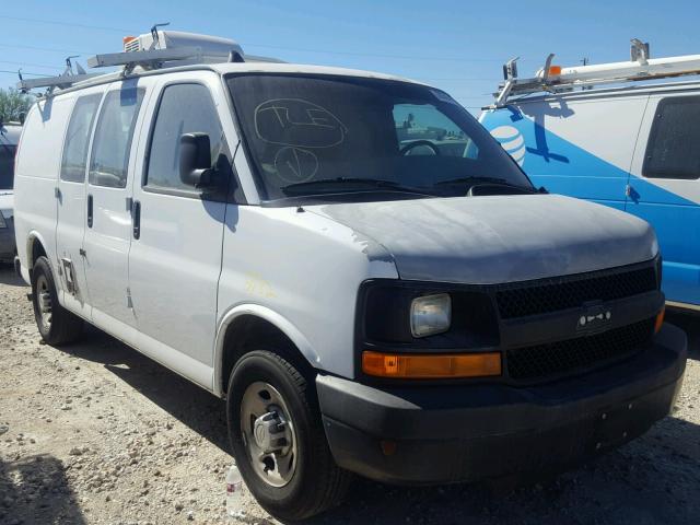 1GCGG25V371176099 - 2007 CHEVROLET EXPRESS G2 WHITE photo 1