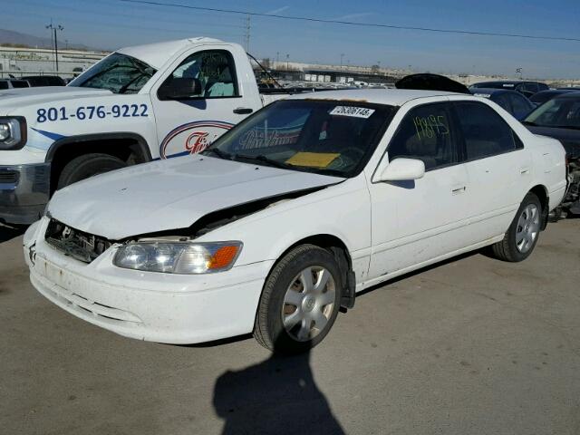 JT2BG22K5Y0464310 - 2000 TOYOTA CAMRY CE WHITE photo 2