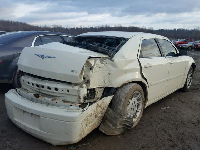 2C3JA43R05H135344 - 2005 CHRYSLER 300 WHITE photo 4