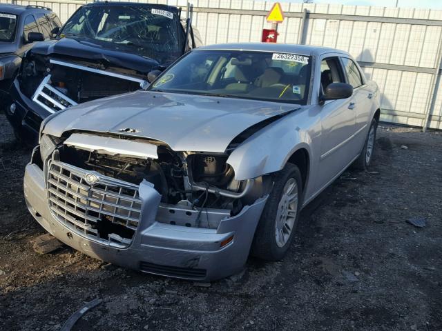 2C3KA43R37H806643 - 2007 CHRYSLER 300 SILVER photo 2