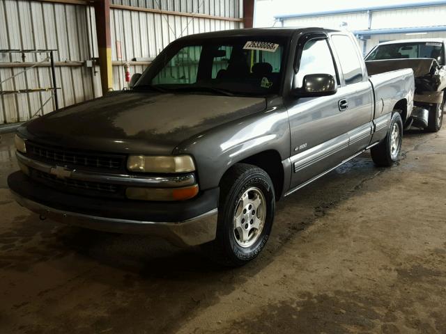 2GCEC19VX11162774 - 2001 CHEVROLET SILVERADO GRAY photo 2