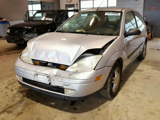 3FAFP313XYR207691 - 2000 FORD FOCUS ZX3 SILVER photo 2