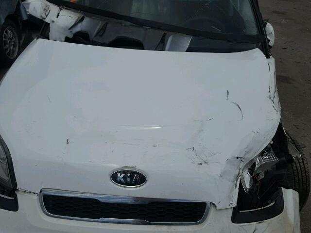 KNDJT2A28B7705324 - 2011 KIA SOUL + WHITE photo 7