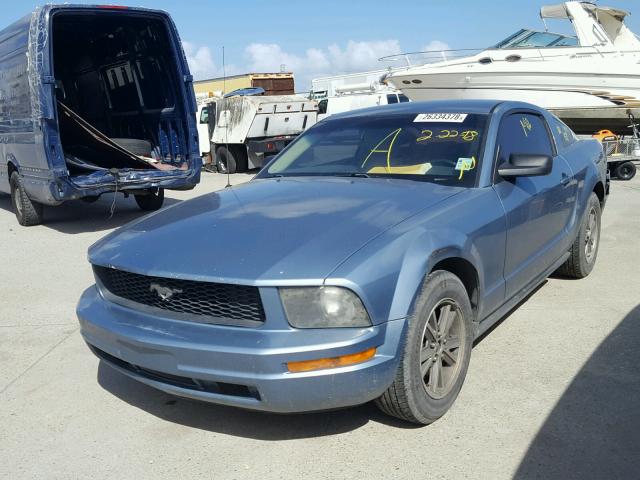 1ZVFT80N455200849 - 2005 FORD MUSTANG BLUE photo 2