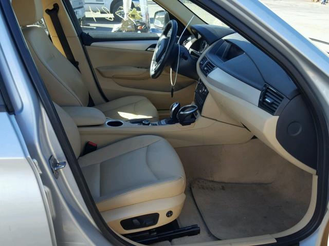 WBAVM1C54FV498851 - 2015 BMW X1 SDRIVE2 Күміс фото 5