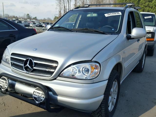 4JGAB72E4YA174400 - 2000 MERCEDES-BENZ ML 430 银色 照片 2