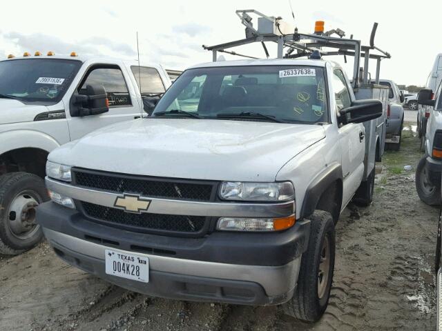 1GBHC24U12Z204795 - 2002 CHEVROLET SILVERADO WHITE photo 2