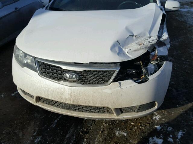 KNAFU4A2XC5524301 - 2012 KIA FORTE EX WHITE photo 7