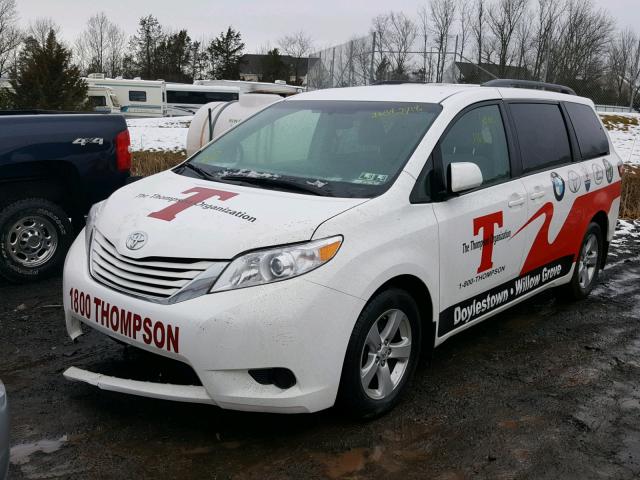 5TDKZ3DC8HS854618 - 2017 TOYOTA SIENNA LE WHITE photo 2