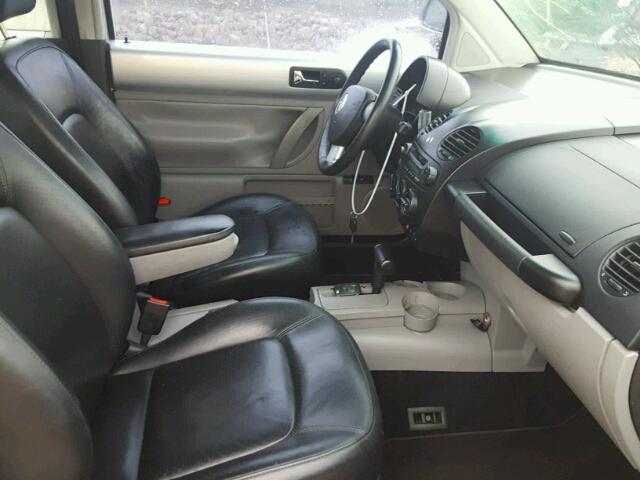 3VWCA21C8YM496007 - 2000 VOLKSWAGEN NEW BEETLE 银色 照片 5