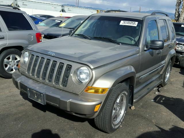 1J4GK38K15W650082 - 2005 JEEP LIBERTY RE TAN photo 2