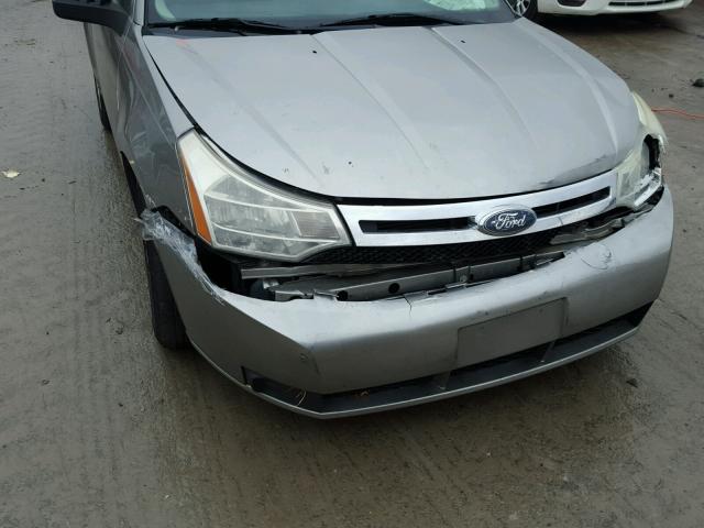 1FAHP35N58W126521 - 2008 FORD FOCUS SE GRAY photo 9