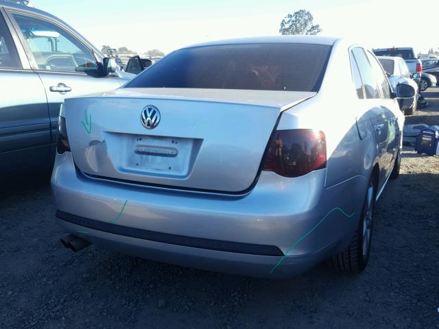 3VWSG71K35M608481 - 2005 VOLKSWAGEN NEW JETTA SILVER photo 4