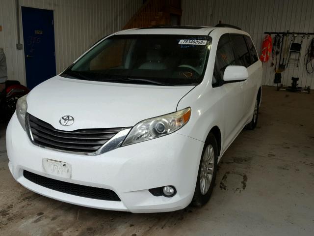 5TDYK3DC9BS044310 - 2011 TOYOTA SIENNA XLE WHITE photo 2