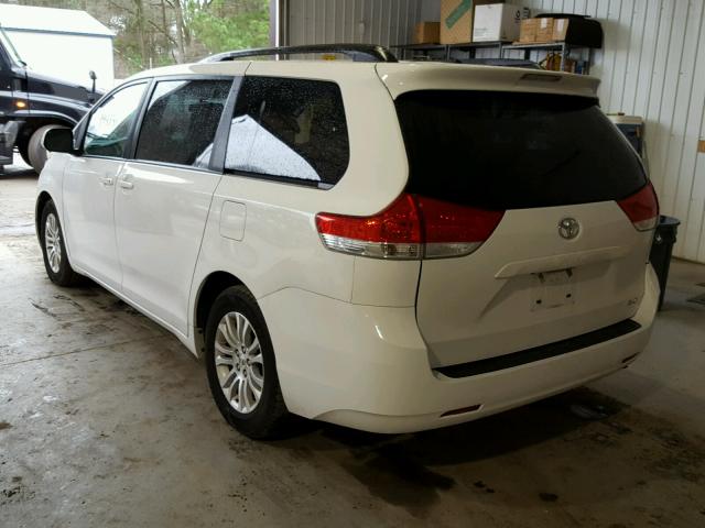 5TDYK3DC9BS044310 - 2011 TOYOTA SIENNA XLE WHITE photo 3