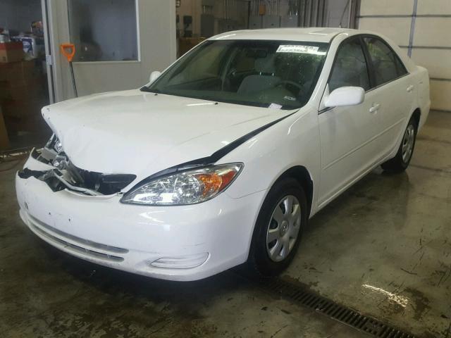 JTDBE32K330149713 - 2003 TOYOTA CAMRY LE WHITE photo 2