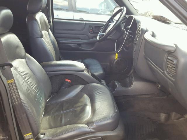 1GNCS13W112224002 - 2001 CHEVROLET BLAZER BLACK photo 5