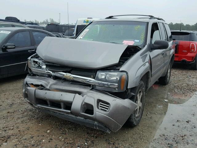 1GNDT13S952308086 - 2005 CHEVROLET TRAILBLAZE GRAY photo 2