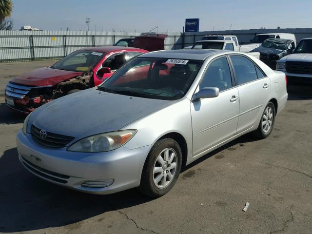 JTDBF30K520003814 - 2002 TOYOTA CAMRY LE SILVER photo 2