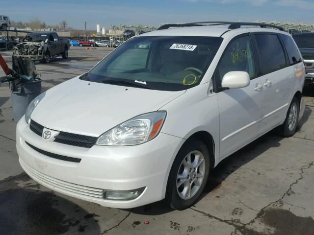 5TDBA22C04S017957 - 2004 TOYOTA SIENNA XLE WHITE photo 2