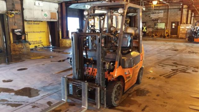 7FGCU2570430 - 2001 TOYO FORKLIFT ORANGE photo 2