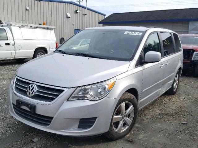 2V4RW3DG7BR717931 - 2011 VOLKSWAGEN ROUTAN SE SILVER photo 2