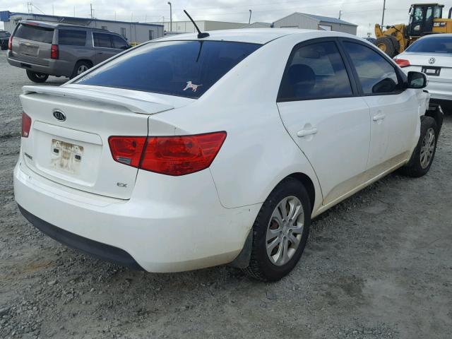 KNAFU4A28D5724580 - 2013 KIA FORTE EX WHITE photo 4