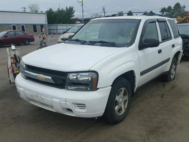 1GNDT13S852233901 - 2005 CHEVROLET TRAILBLAZE WHITE photo 2