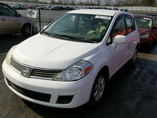 3N1BC13E28L369408 - 2008 NISSAN VERSA S WHITE photo 2