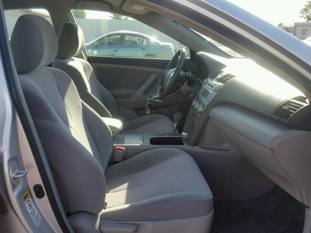 4T1BF3EK0BU699771 - 2011 TOYOTA CAMRY BASE SILVER photo 5