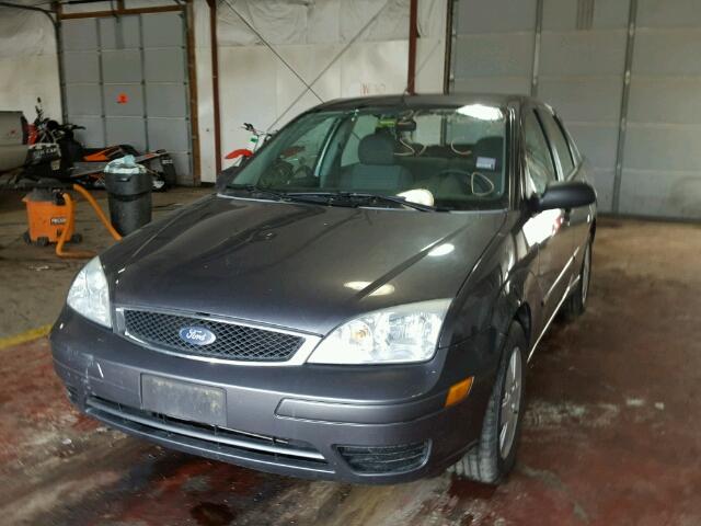 1FAHP34N97W154919 - 2007 FORD FOCUS ZX4 GRAY photo 2