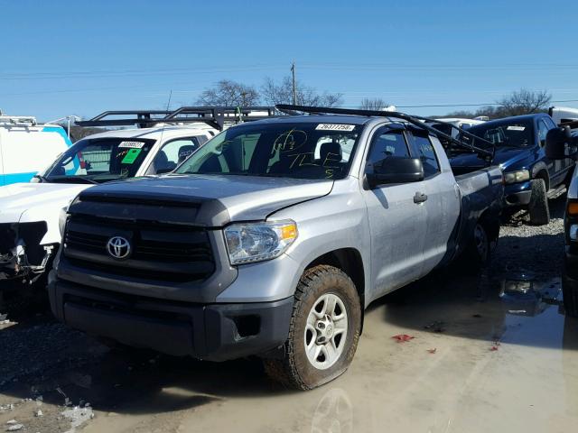 5TFUM5F15EX053200 - 2014 TOYOTA TUNDRA DOU SILVER photo 2