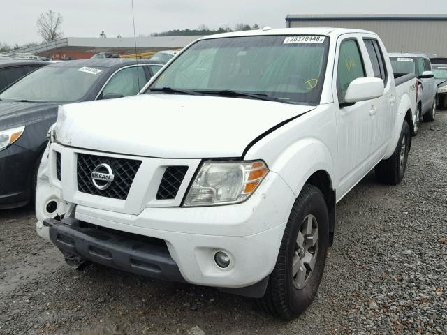 1N6AD07U59C425322 - 2009 NISSAN FRONTIER C WHITE photo 2