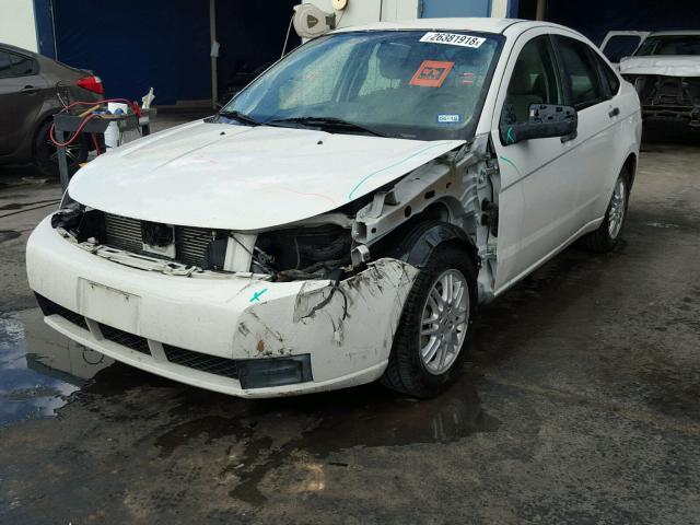 1FAHP3FN9AW230417 - 2010 FORD FOCUS SE WHITE photo 2