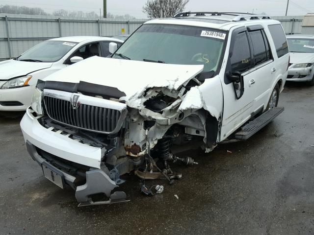 5LMFU28R03LJ28702 - 2003 LINCOLN NAVIGATOR WHITE photo 2