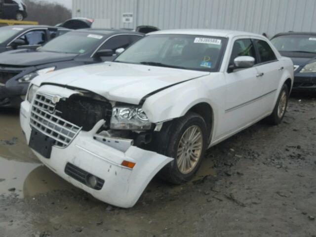 2C3CA5CV1AH315535 - 2010 CHRYSLER 300 TOURIN WHITE photo 2