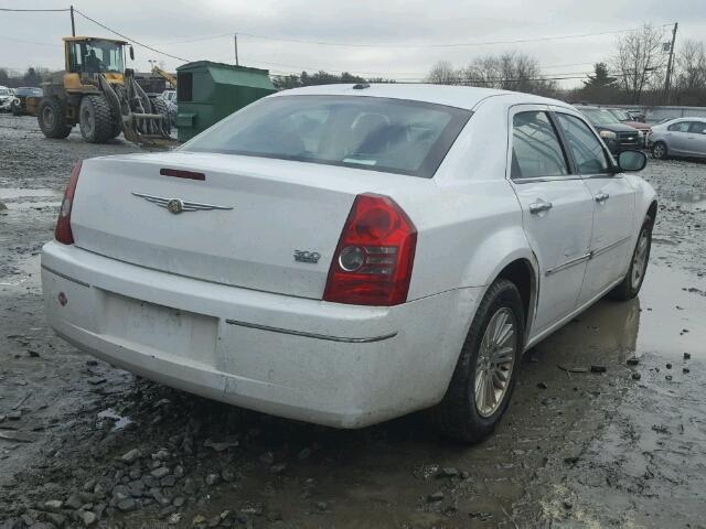 2C3CA5CV1AH315535 - 2010 CHRYSLER 300 TOURIN WHITE photo 4