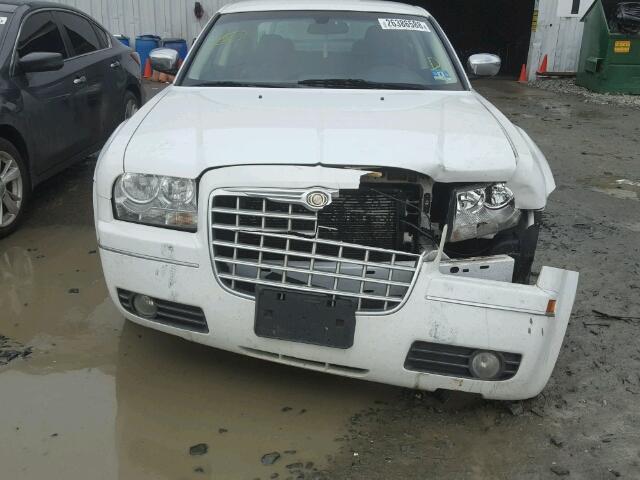 2C3CA5CV1AH315535 - 2010 CHRYSLER 300 TOURIN WHITE photo 9