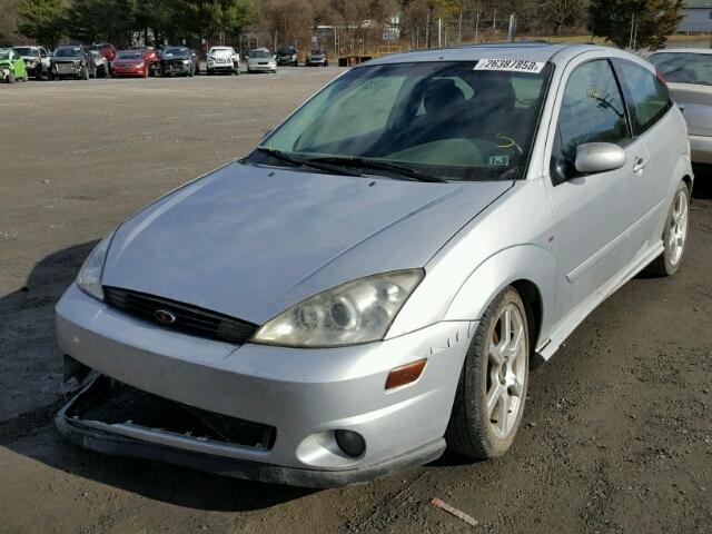 3FAHP39574R125863 - 2004 FORD FOCUS ZX3 SILVER photo 2