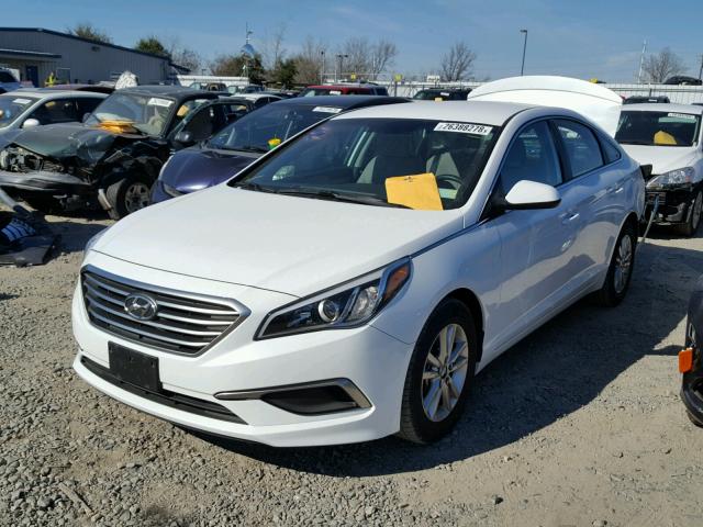 5NPE24AF7HH459339 - 2017 HYUNDAI SONATA SE WHITE photo 2