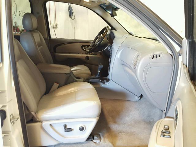 5GADT13S252243608 - 2005 BUICK RAINIER CX WHITE photo 5