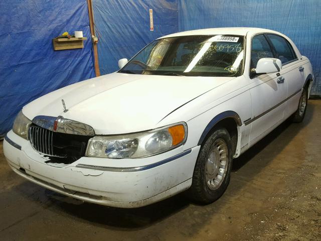 1LNHM81WXYY827571 - 2000 LINCOLN TOWN CAR E WHITE photo 2