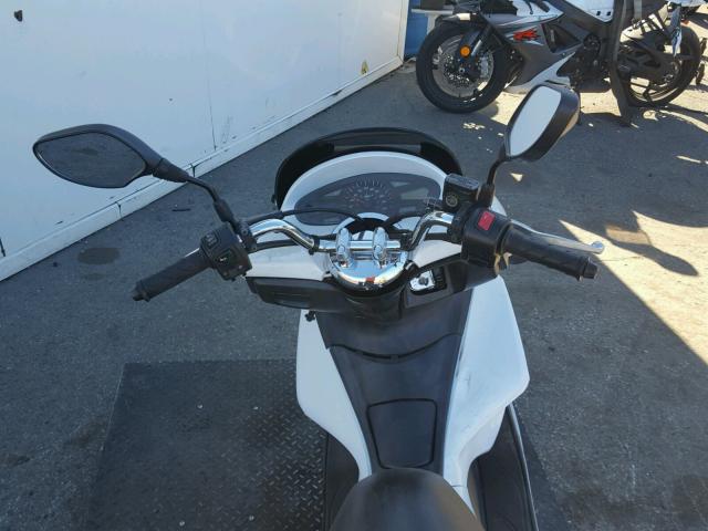 MLHJF2805B5000744 - 2011 HONDA PCX Blanc photo 5