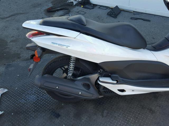 MLHJF2805B5000744 - 2011 HONDA PCX WHITE photo 6