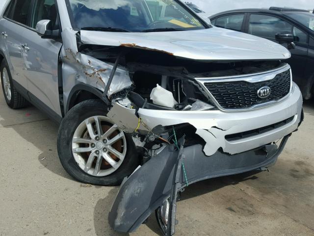 5XYKT3A63FG585714 - 2015 KIA SORENTO LX SILVER photo 9