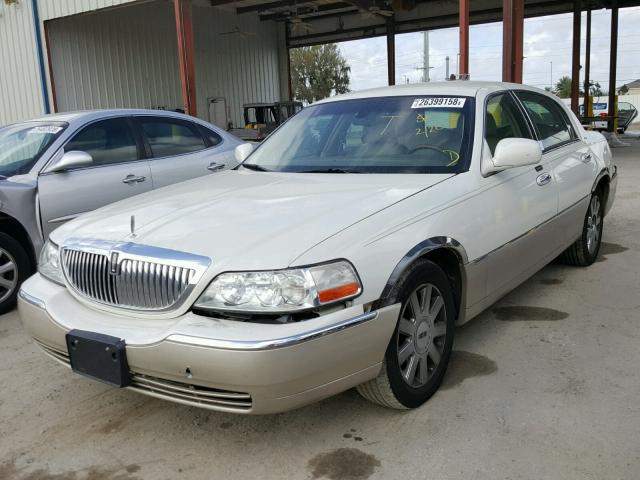 1LNHM83W84Y680612 - 2004 LINCOLN TOWN CAR U WHITE photo 2