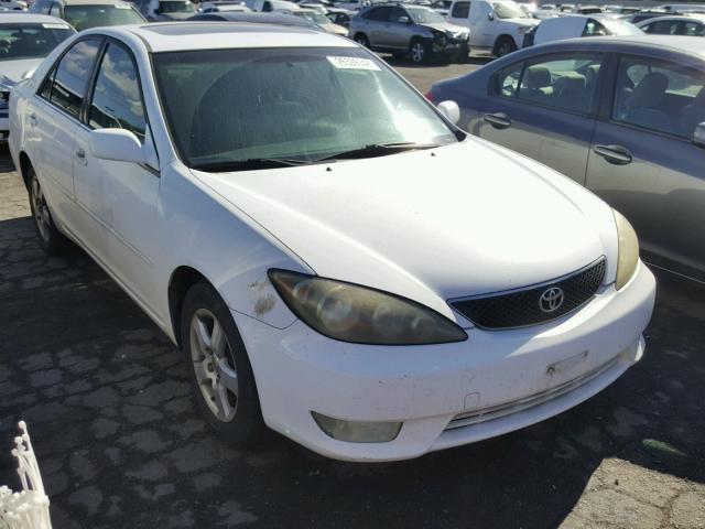 JTDBE32K753011495 - 2005 TOYOTA CAMRY LE WHITE photo 1