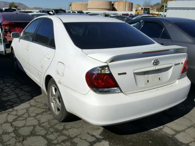 JTDBE32K753011495 - 2005 TOYOTA CAMRY LE WHITE photo 3